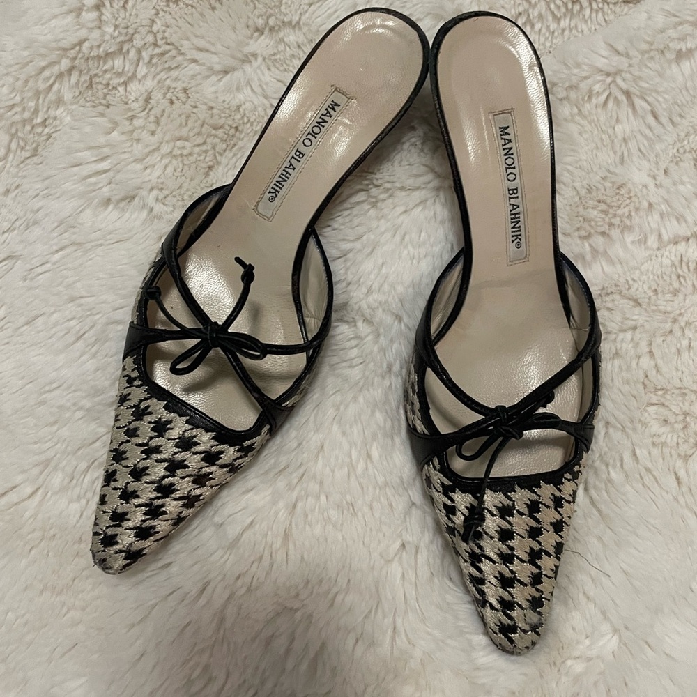 Manolo Blahnik Houndstooth Kitten Heel 37